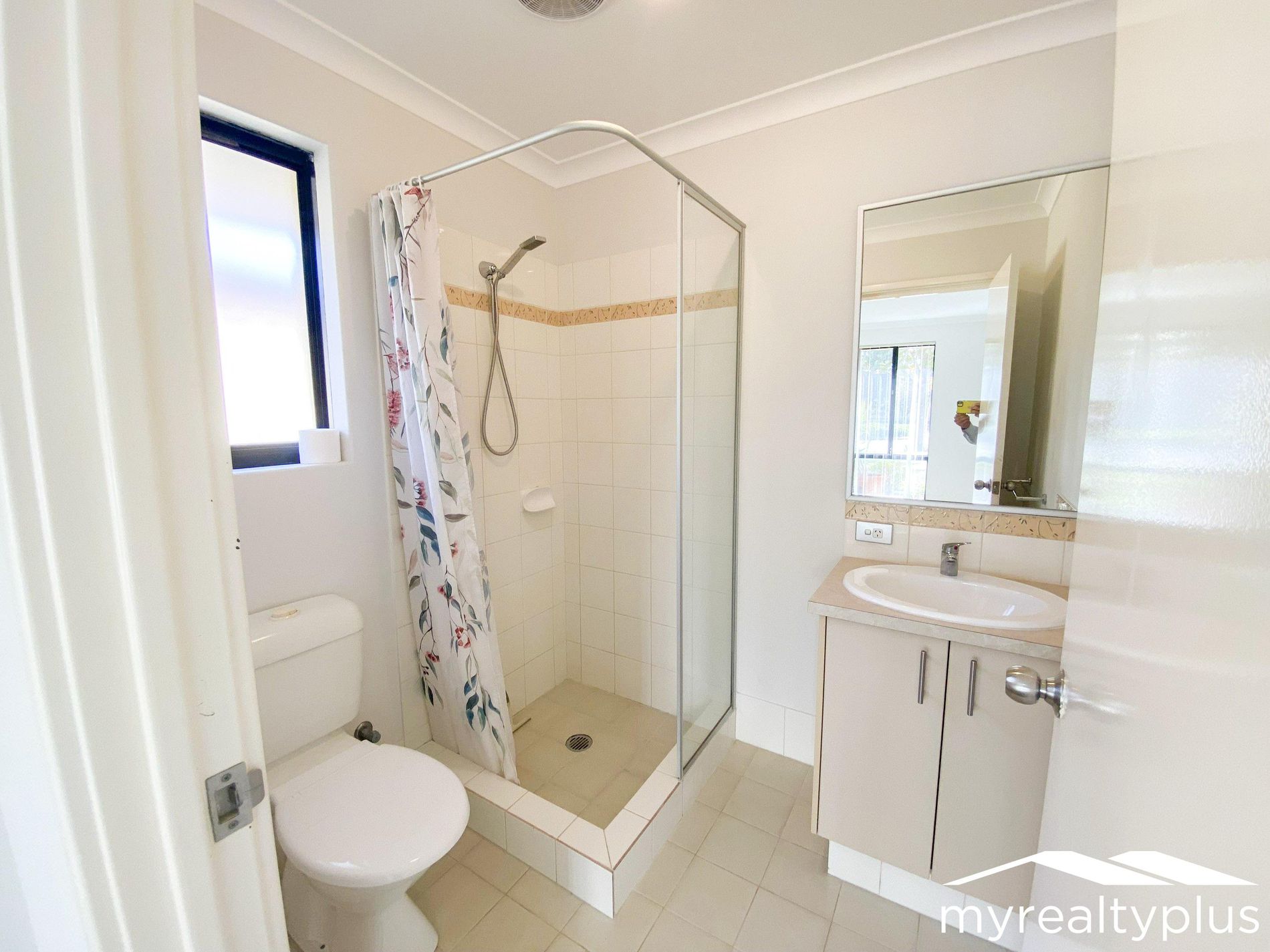 39 Hinchinbrook Avenue, Ridgewood