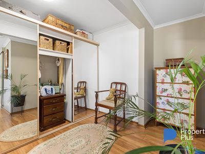 32 Mistletoe Street, Golden Square