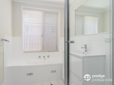 10 Glenrock Court, Wattle Grove