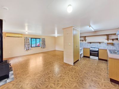 51 Planet Avenue, Atherton