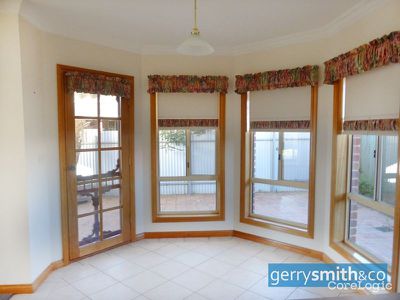 13 Hopkins Drive, Horsham