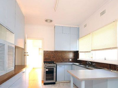 4 Meadow Crescent, Mount Waverley