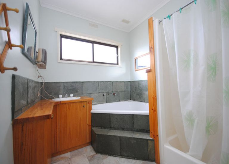 905 Portland-Nelson Road, Portland