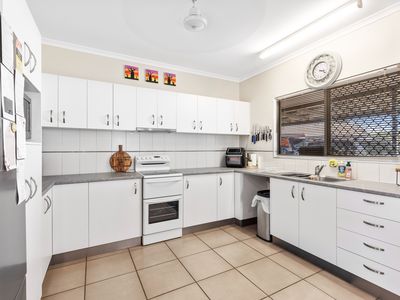 2 / 2 Priore Court, Moulden