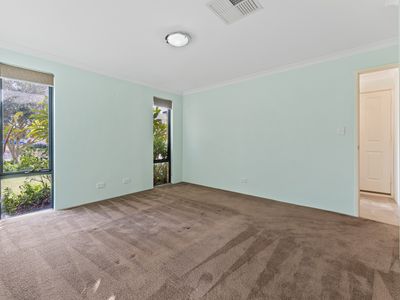 8 Marra Way, South Lake
