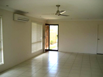 2 / 23 Cranberrie Cres, Pimpama