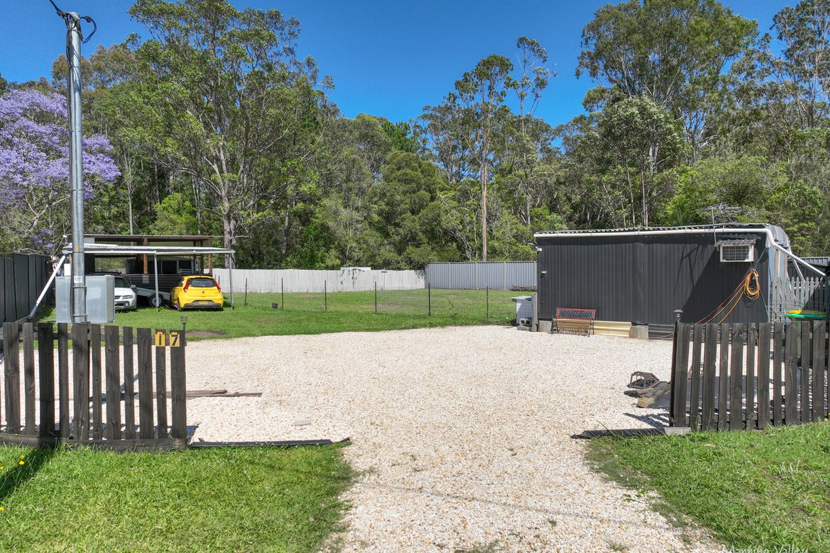 17 Hampton Court , Lansdowne