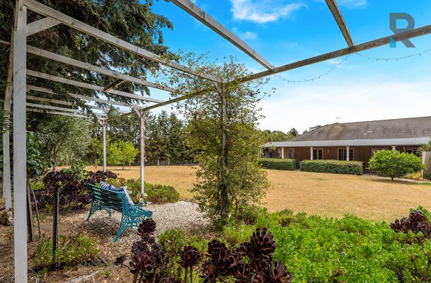 8 Pine Grove, Mickleham