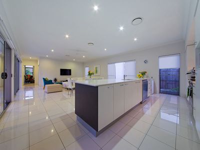 6 Thomson Place, Wakerley