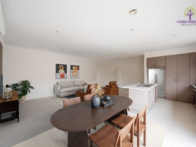 1 / 3 Buckingham Drive, Werribee