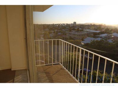 12 / 223 Cavendish Road, Coorparoo
