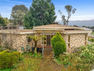 13 Coolumbooka Avenue, Tawonga South