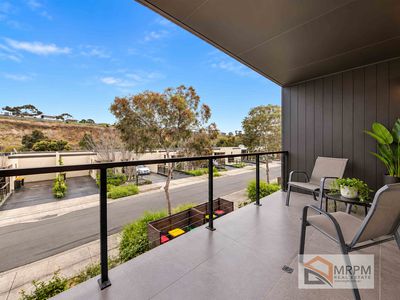 18 Lakeside Crescent, Keilor East