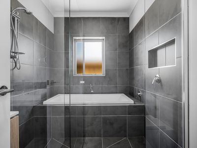 6 Tuscalee Tce, Thornhill Park