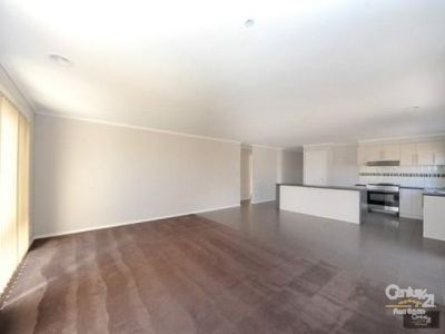30 Kingsfield Crescent, Lynbrook