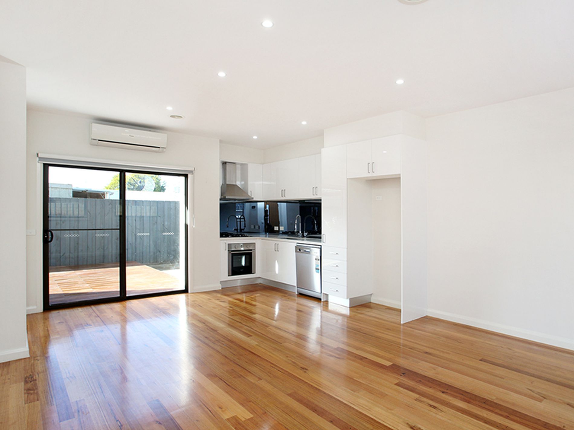 2 / 287 Blackshaws Road, Altona North