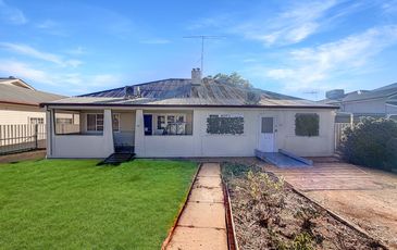 13-13A Sycamore Street, Leeton