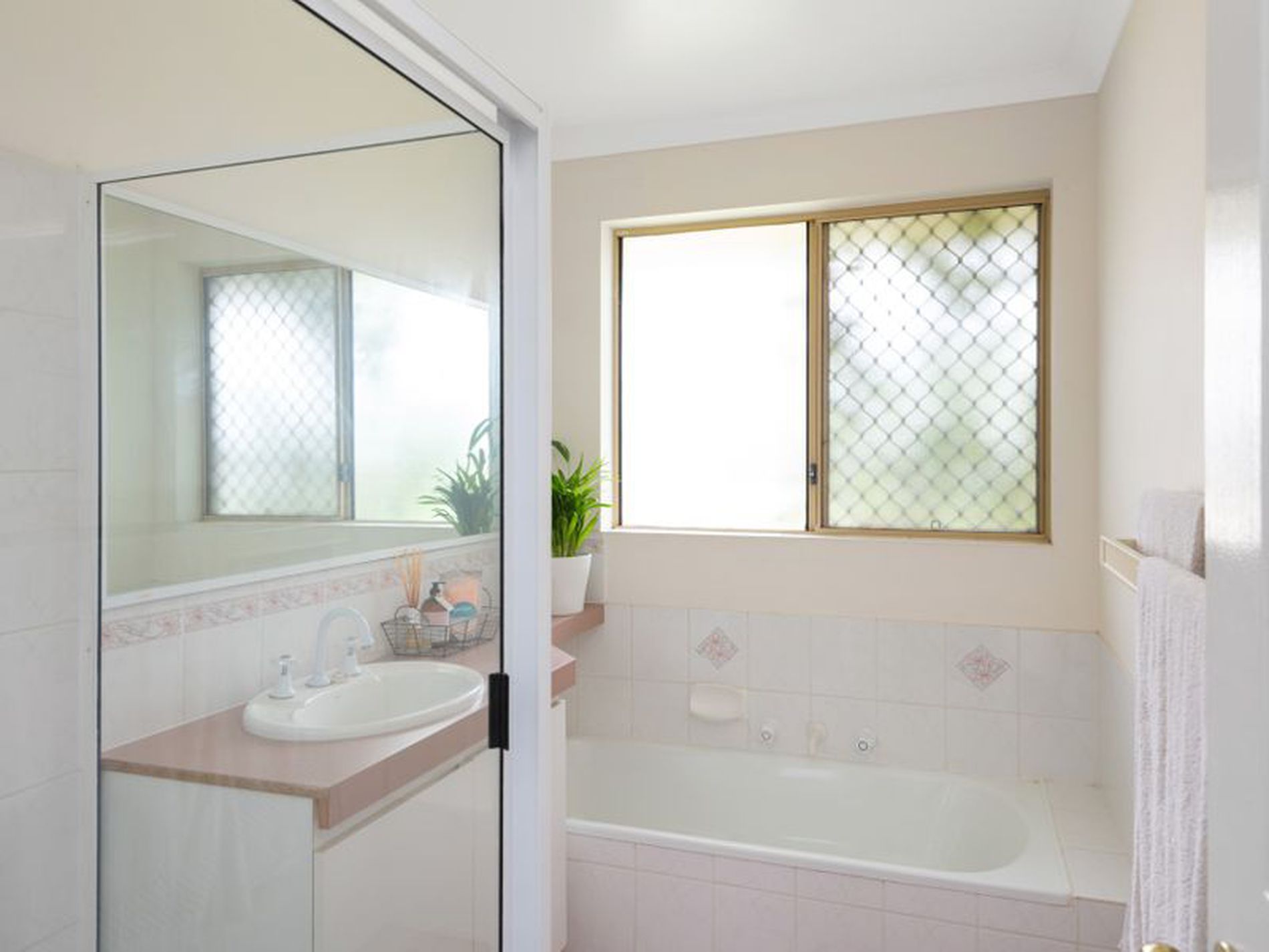 27 Tindals Crescent, Hannans