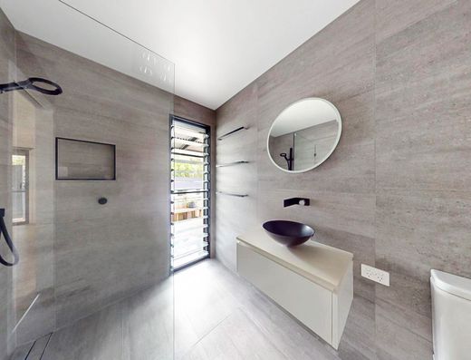Stylish Little Gem in a Great Location image 4