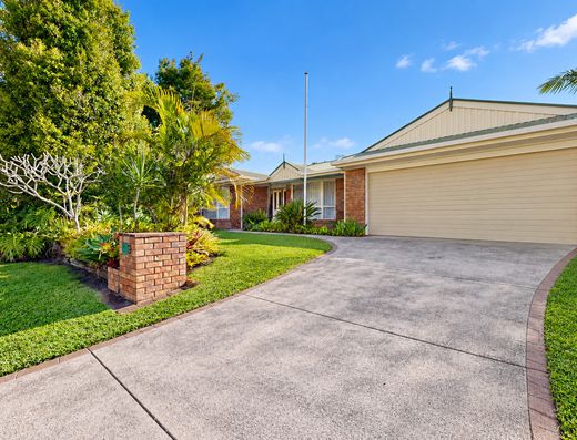 Spacious, Light-Filled Living in a Quiet Old Tewantin Cul-de-Sac image 1