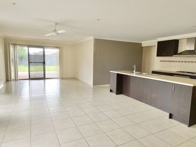 10 Burrendong Street, Manor Lakes