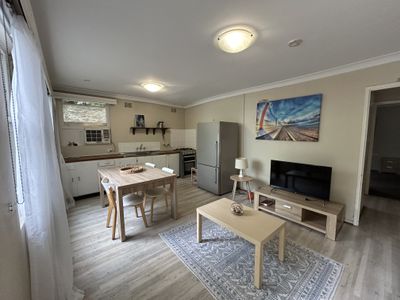 6 / 4 Mosbri Crescent, The Hill