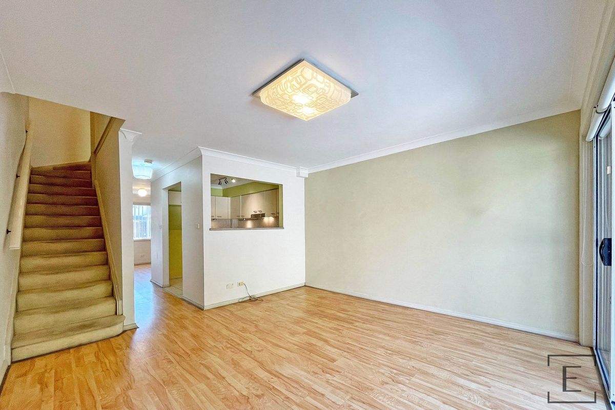 11 / 2 Station Avenue, Concord West