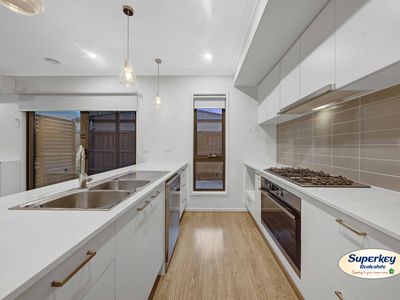 32 Chromite Circuit, Weir Views