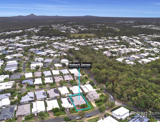 Spacious Family Home in the Heart of Peregian Springs - 5 Bedrooms + Media Room image 17