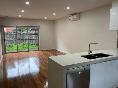 2 / 28 Curie Avenue, Oak Park