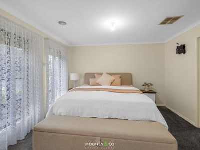 2 Oak Post Place, Cranbourne East