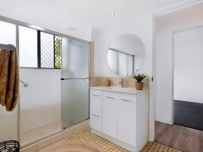 2 / 7 Lather Street, Southport