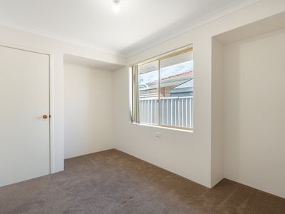 594 Safety Bay Rd, Waikiki