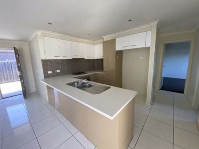 2 / 39 Claire Way, Tarneit