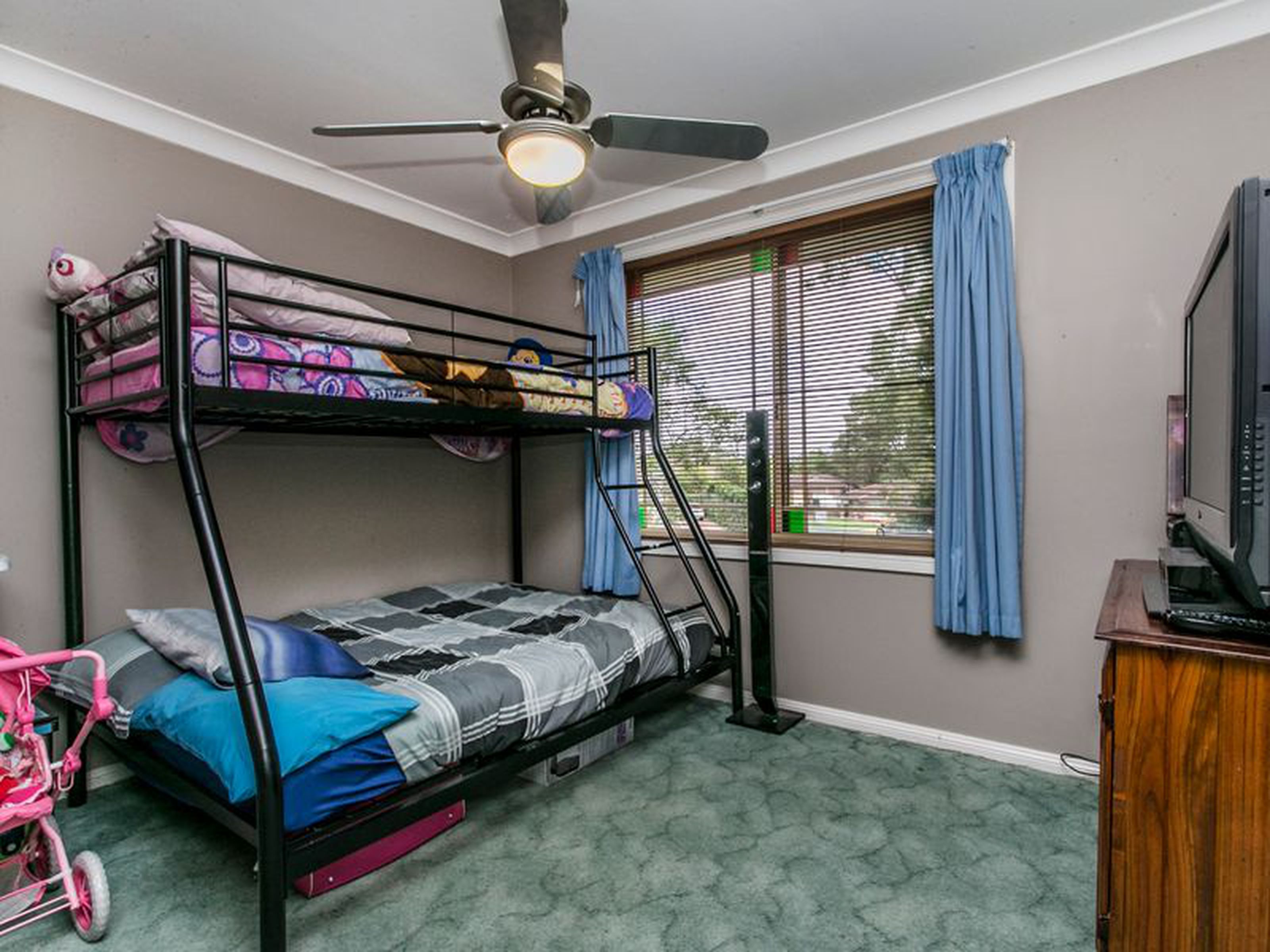 2 / 1 Barronfield Drive, GLENMORE PARK