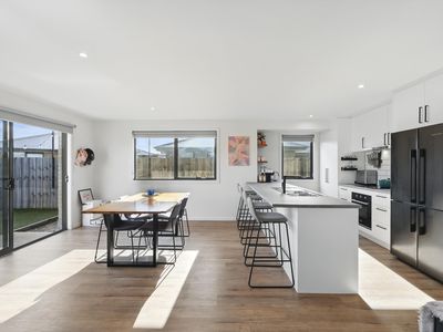 2 / 10 Curtain Court, Brighton