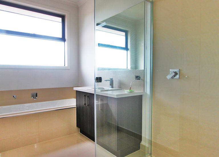 1 / 4 Harlington Street, Clayton