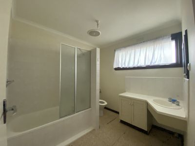 4 / 12 Moffatt Crescent, Hoppers Crossing