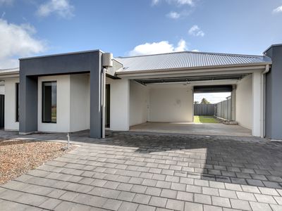 8 Johnstone Court, Evanston Gardens