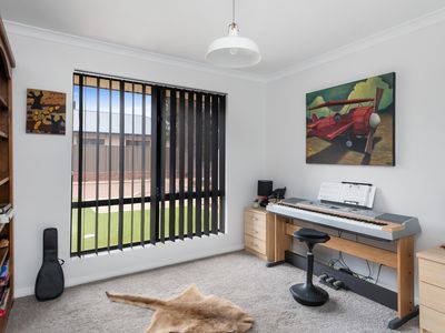 10 Tiru Close, Karlkurla