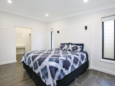 15 Loch Lomond Ave, Farmborough Heights