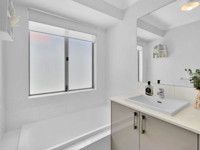 4 Golden Way, Piara Waters