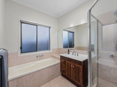 2 Lachlan Drive, Wakerley