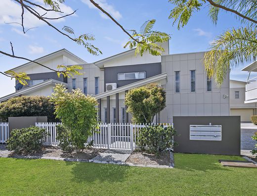 IDEAL LOCATION - GORGEOUS Townhouse in Cleveland -  Walking distance to Trains, Shops, Cafes and Schools