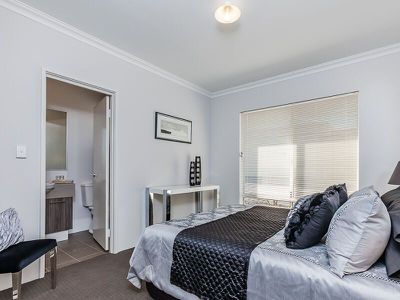 8/12 Willespie Drive, Pearsall