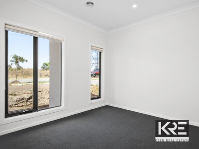 53 Babylon Crest, Clyde North