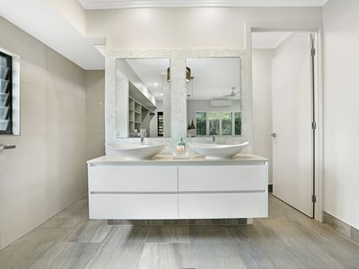 32 Iridescent Drive, Trinity Park