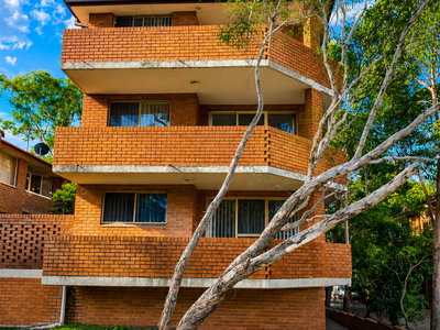 4 / 4 Railway Parade, Westmead
