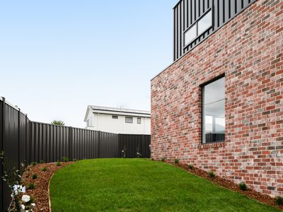 2 Leeman Court, Riverside