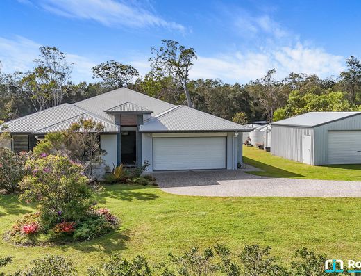 Small Acreage - Large Modern Home - Desirable Location image 4